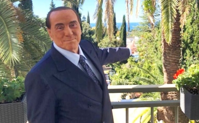 Берлускони прилетел на 66-летие Путина и пошутил про цвет Черного моря