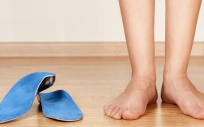 Медики назвали ортопедические стельки вредными для спины