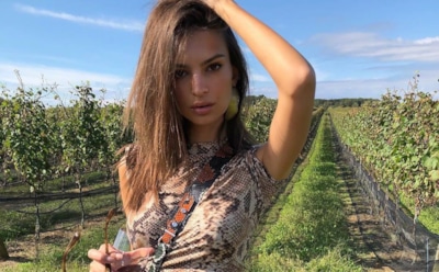 Эмили Ратаковски похвасталась идеальной фигурой у бассейна