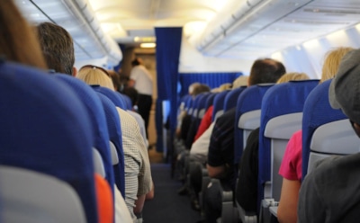 Авиапассажиры поделились отношением к аплодисментам при посадке самолета