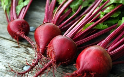 Ученые: свекла и листья салата помогут избежать потери зрения