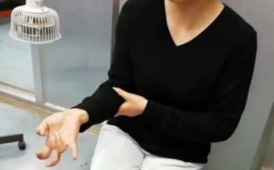 В Китае у женщины перестали гнуться пальцы из-за смартфона