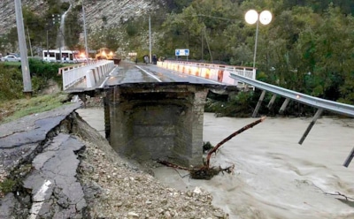 В Сочи обрушился 20-метровый участок моста