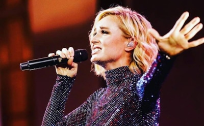 Полина Гагарина в новом образе спела в метро