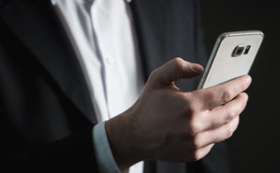 Медики не рекомендуют хранить телефон в кармане брюк