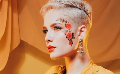 Певица Холзи представила клип о сложных отношениях с рэпером G-Eazy