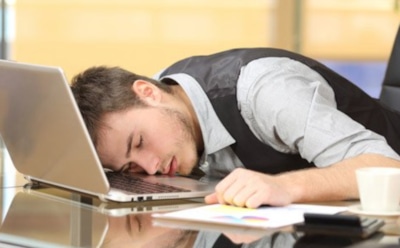 Ученые: россияне жалуются на недосып из-за сверхурочной работы