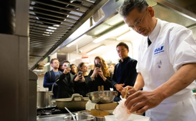 Шеф-повар прославился, перемешивая блюда в кипящем масле голыми руками