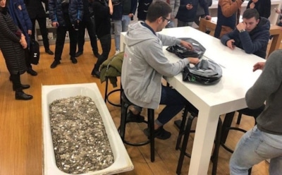 В России покупатель iPhone заплатил мелочью, принесенной в ванне