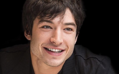 Эзра Миллер вышел на красную дорожку в костюме совы Букли