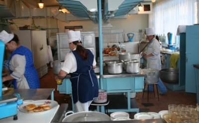 Прокуратура проверит школу, где выжимали тряпки в чай