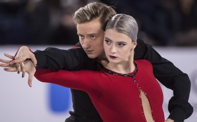 Фигуристка Скопцова перепутала ступени пьедестала во время награждения