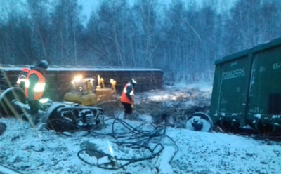 В Омской области сошел с рельсов поезд с военной техникой и мазутом