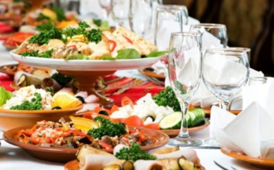 Диетолог посоветовал не ограничивать себя в еде в новогоднюю ночь