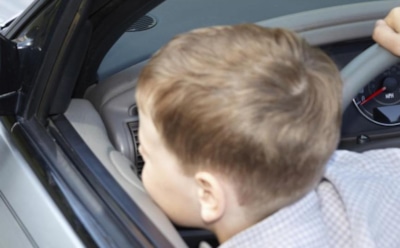 8-летний мальчик спас мать, потерявшую сознание за рулем