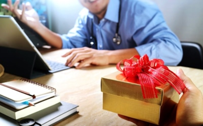 В России учителям и врачам запретят принимать подарки