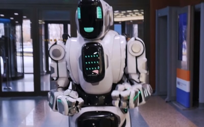 На форуме в Ярославле «самый современный робот» оказался переодетым мужчиной