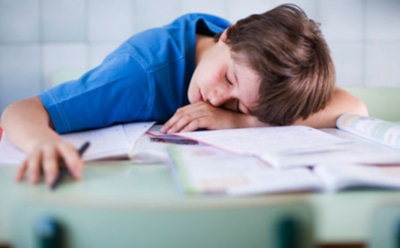 Ученые: хронический недосып снижает успеваемость школьников