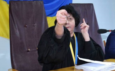 Сеть «взорвало» фото неприличного жеста украинской судьи