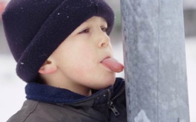 Медики: теплый воздух и вода помогут освободить примерзший к металлу язык