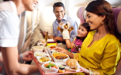 Пилот рассказал об опасности еды в самолете