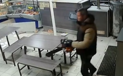 В Сызрани пьяные посетители с бензопилой разгромили бар