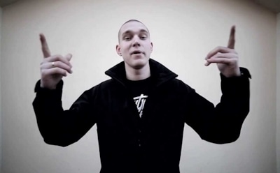 Ресторатор огорчен дракой Птахи и Obe 1 Kanobe