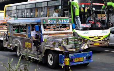 На Филиппинах двое россиян на мотобайке столкнулись с общественным транспортом