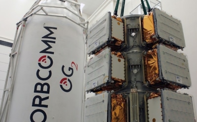 На околоземной орбите развалился на части спутник США