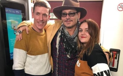 Джонни Депп осчастливил фанатов шампанским и общением в поезде