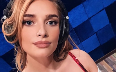 Певица Татьяна Котова обожгла руки некачественной пиротехникой