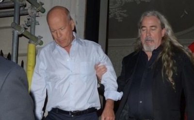 Продолжающий праздновать Брюс Уиллис спьяну оскорбил папарацци