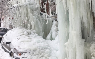 Здания Саратова обросли гигантскими сосульками