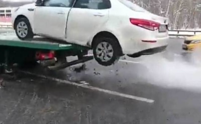 В Москве сняли на видео побег водителя на машине с эвакуатора