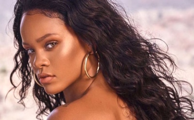 Певица Рианна подала в суд на своего отца