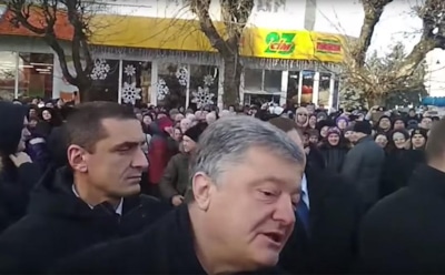 Анатолий Шарий заявил, что Порошенко выбил телефон из рук украинца