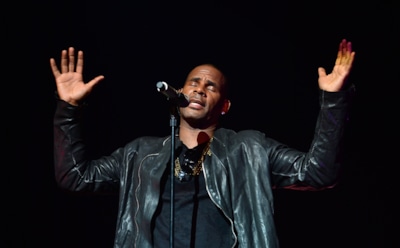 СМИ: певец R. Kelly лишился работы после скандала с подростками