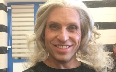 Александр Ревва показал, как ради съемок примеряет женские наряды