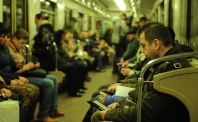 В России предложили отучить пассажиров метро от сидения «нога на ногу»