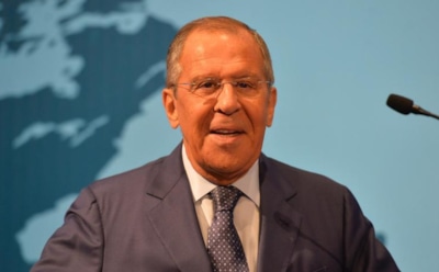 Глава МИД РФ Сергей Лавров «поприветствовал» микрофон