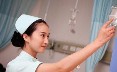 Китайская медсестра прославилась в Сети, оставив записку иностранному пациенту