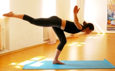 Ученые: умение стоять на одной ноге укажет на риск инсульта