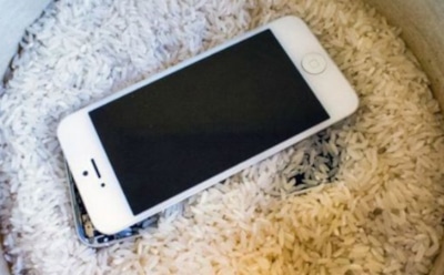 Эксперты развенчали миф о высушивании смартфона при помощи риса