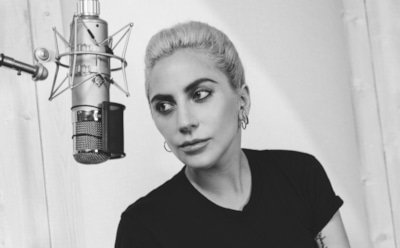 Смотрящую в чужой телефон Леди Гагу высмеяли в соцсетях