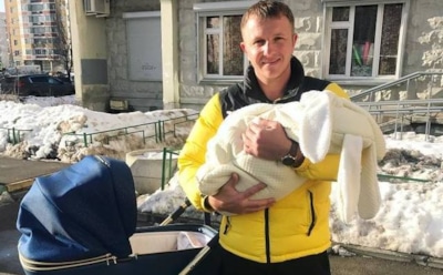 Илья Яббаров показал, как гуляет с сыном от Алены Рапунцель