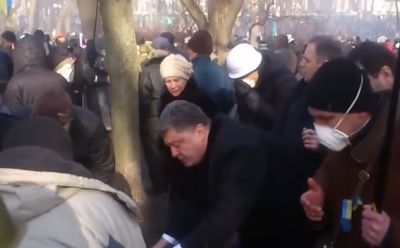 В Сети появилось видео помощи Петра Порошенко на Майдане