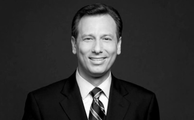 В США телеведущий умер в постели с мужчиной от наркотиков