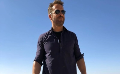 Райан Рейнольдс продает меч Дэдпула