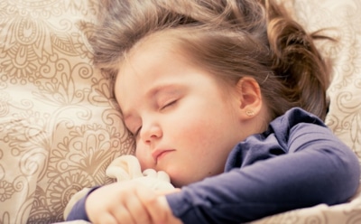 Ученые: появление в семье ребенка отнимает у родителей 6 лет здорового сна