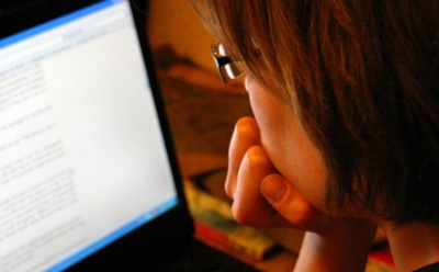 Ученые: пожилые люди из-за просмотра телевизора теряют остроту ума